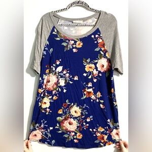 Gray / Blue Floral Tee Shirt, Size: 3XL, 
Brand: First Look   Never Worn